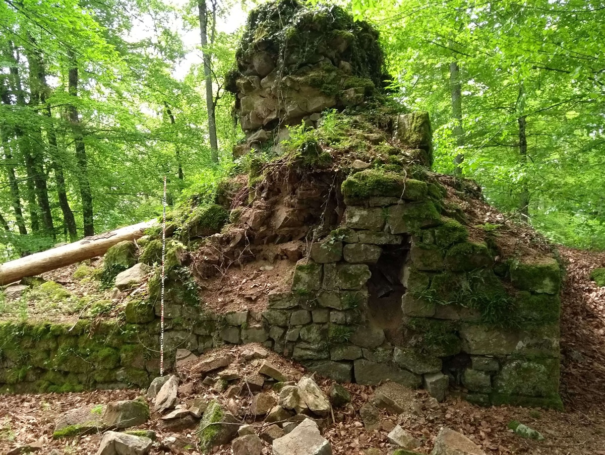 Mauerreste mit ausgebrochenen Steinen