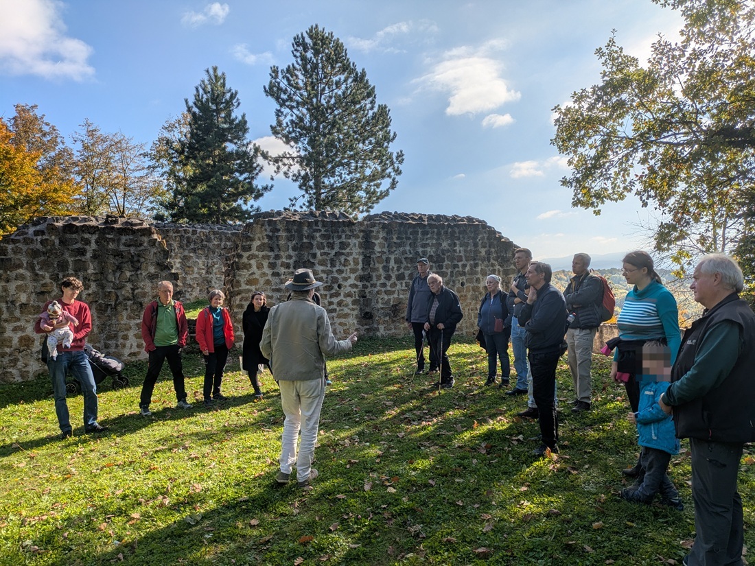 Menschengruppe auf Wiese mit Vortragenden